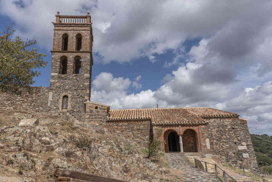 Huelva - Almonaster la Real 25 - fortaleza medieval y mezquita.jpg